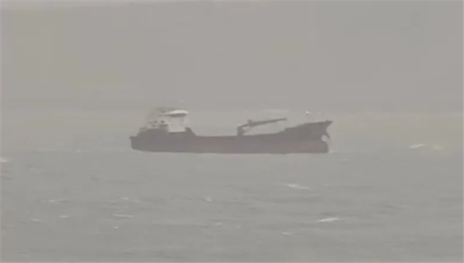 珠江口一艘外籍船台风中走锚失控7人遇险
