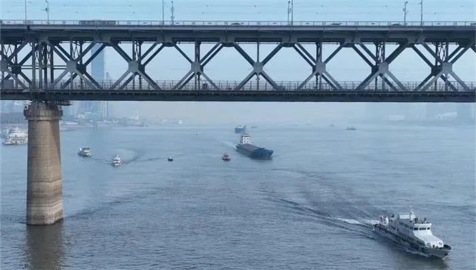 长江中下游最大“桥群”实现船舶主动防