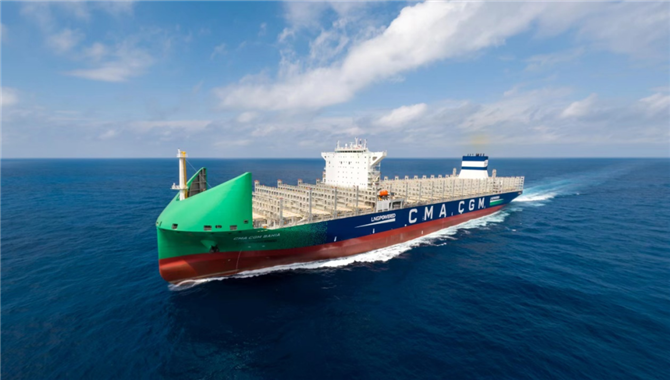 全球首艘13000TEU LNG双燃料集装箱船交付