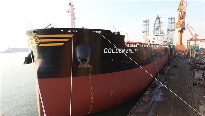 大连造船交付8.5万吨散货船25号船