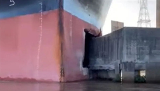 突发！85000吨散货船失控触碰桥墩，河道