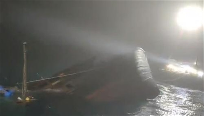 洋浦海事局成功协调救助6名遇险渔民