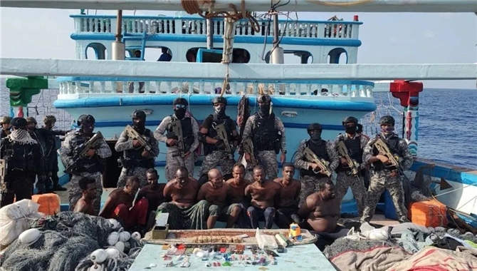 索马里海盗再现！23名船员获救，9海盗待