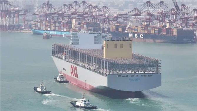 366米以上大型集装箱船密集挂靠青岛港！