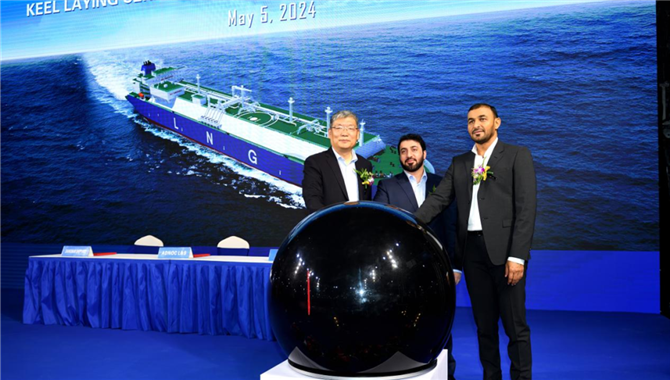 中国首制MK-III大型薄膜式LNG运输船入坞