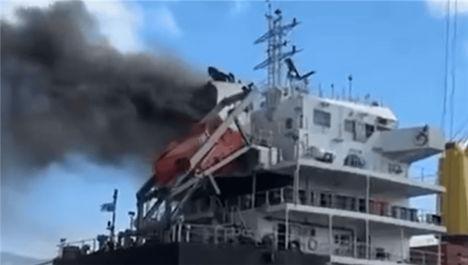 以色列港口突发，一船起火，胡塞武装袭