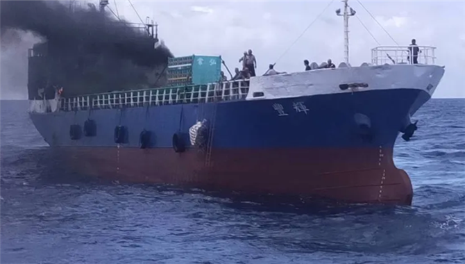 高雄外海一货轮起火！3名船员被烧伤！