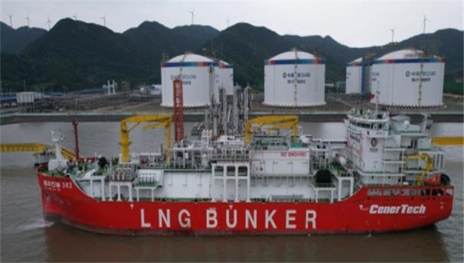 全国首艘江海全域LNG加注船“海洋石油
