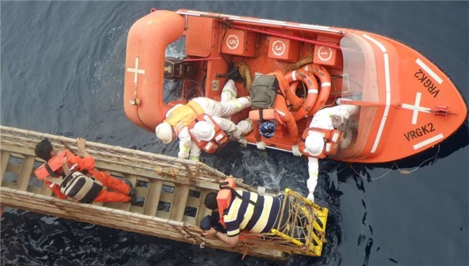 韩国油船爆炸，中国货船救起14名外籍船