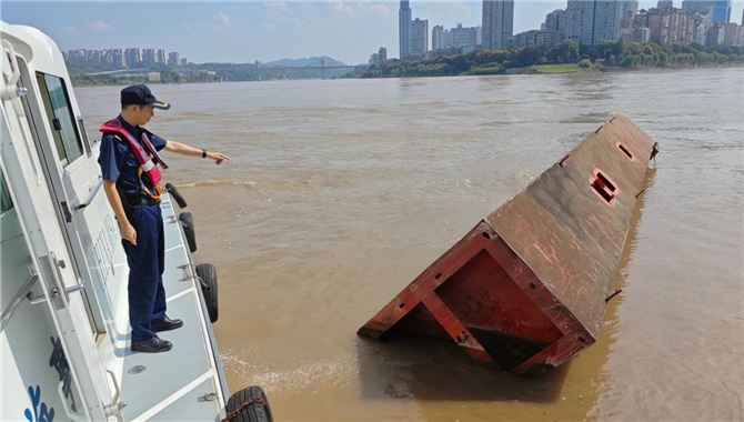 江面突现巨型漂浮物 海事部门及时处置保