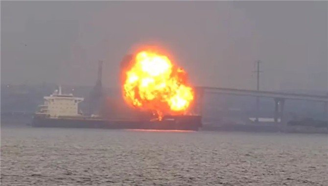 突发！一艘8万吨级煤炭船，爆炸、起火