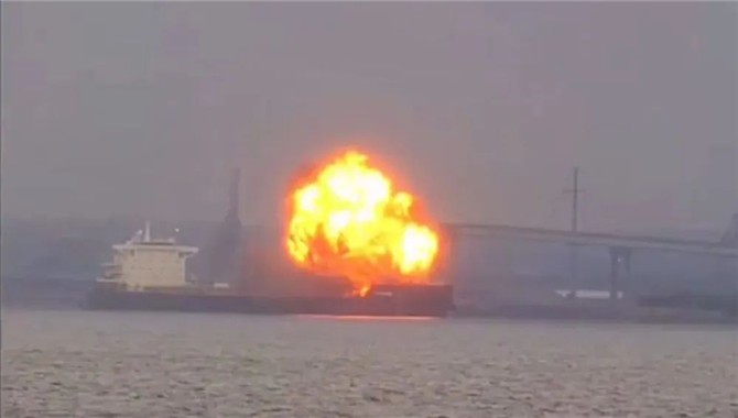 突发！美国巴尔的摩一运煤船离港爆炸