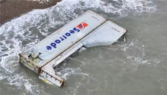 突发！18 个集装箱坠海，大量香蕉冲上海