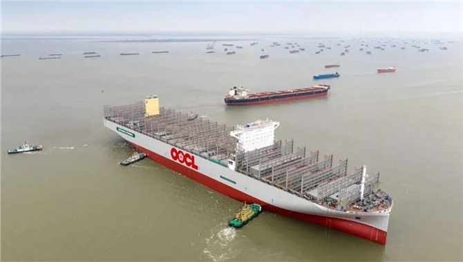 全球最大甲醇双燃料集装箱船吉水