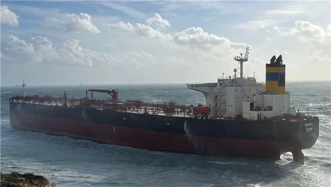 突发！11万吨级油轮，锚链断裂搁浅、漏