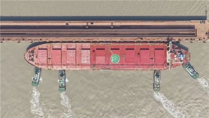 首船西芒杜矿石抵运中国