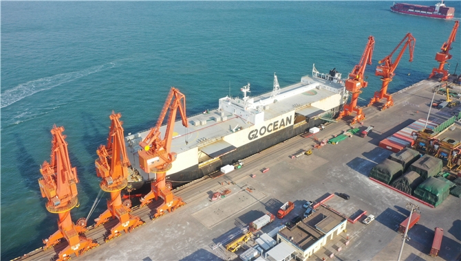 青岛港：卸了就装，别想空载回程！