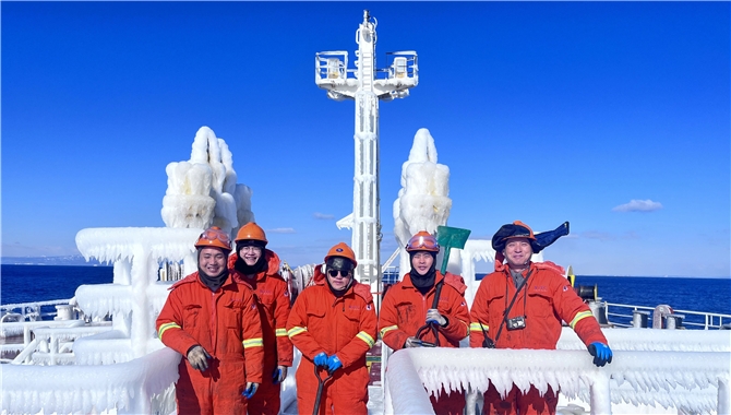 甲板上全是冰，这种情况你遇到过几回？