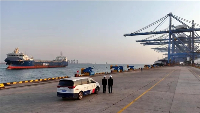 震撼！船自己开、自己停、自己装卸！中国港口太聪明了