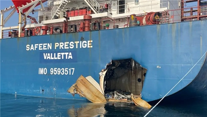 援助集装箱船的拖轮被击中，4名船员丧生