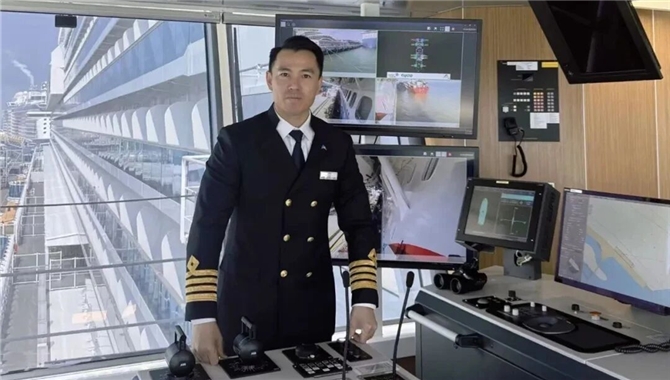帅！首艘国产大型邮轮迎来首位中国籍船