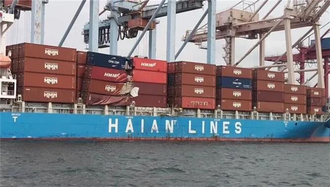 15000TEU集装箱离港撞船，4个箱子落海，多